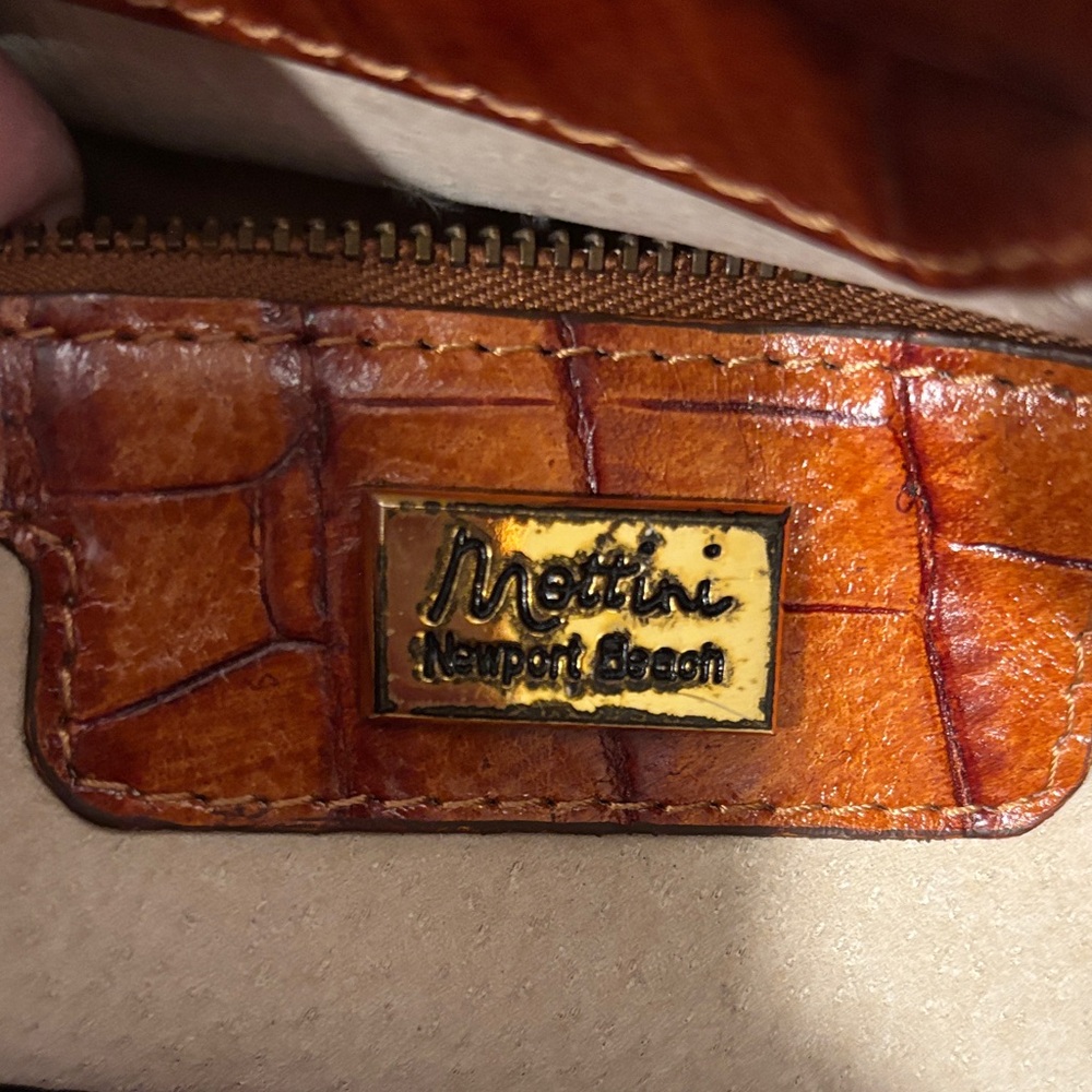 Sophisticated Brown Crocodile Leather Handbag - Picture 2 of 15